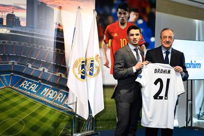 Brahim Díaz, la nueva figura de Real Madrid, posa con su camiseta y con el presidente de la entidad, Florentino Pérez