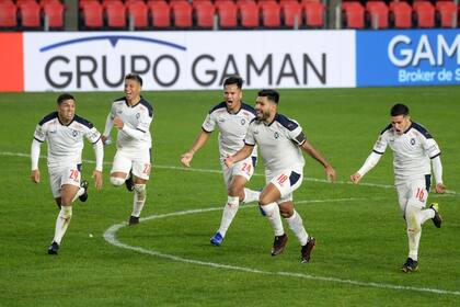 Braian Martínez acaba de convertir el último penal a pesar de los desafíos del arquero Mariano Andújar e Independiente celebra en La Plata su pase a una semifinal.