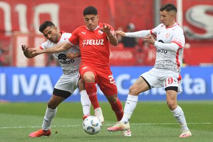  Braian Martínez intenta pasar entre dos rivales; Independiente no tuvo gol