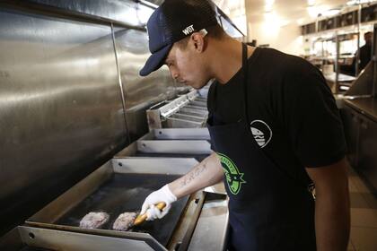 Braian prepara unas hamburguesas