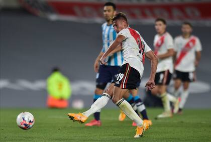 Braian Romero convierte ante Racing, el Monumental; noviembre de 2021