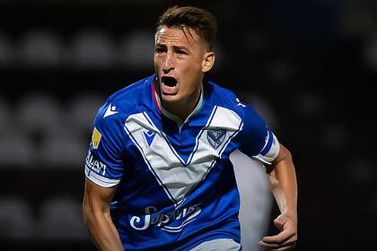 Braian Romero convirtió el primer gol de 2025 para Vélez, que eliminó a Midland en 32vos de final