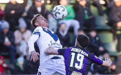 Braian Romero domina la pelota ante la marca de Bonifacio; Vélez ganaba por 2-0 ante Banfield, pero no pudo festejar ni quedarse con los tres puntos