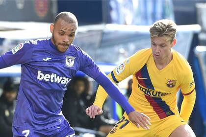 Braithwaite luchando contra Frenkie De Jong en un encuentro frente a su nuevo club, Barcelona