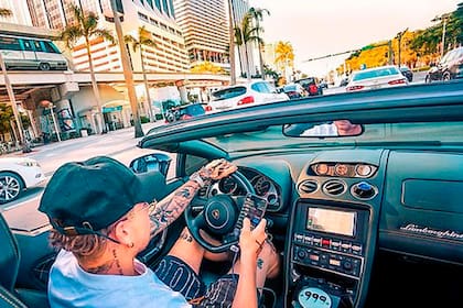 Branden ahora conduce un Lamborghini, usa ropa de diseño y se toma vacaciones de lujo bastante seguido