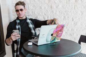 Branden Condy tiene 25 años y pasó de dormir en la calle a ganar millones de dólares gracias a Instagram.