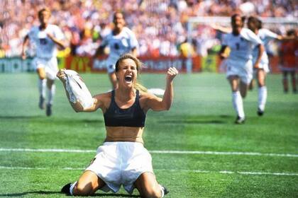 Brandi Chastain convierte el último penal en el Mundial 1999 y lo festeja en top