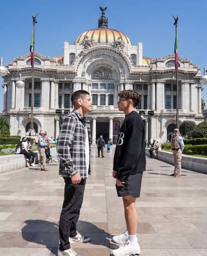 Brando Moreno junto a Lone'er Kavanagh, posando frente al Palacio de Bellas Artes, uno de los lugares más icónicos de la Ciudad de México