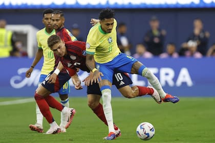 Brandon Aguilera de Costa Rica intenta marcar a Raphinha, delantero de Brasil