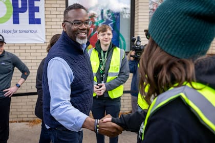 Brandon Johnson y la CTA buscan renovar 28 estaciones de tren y 14 puntos de giro para los autobuses / X @ChicagosMayor