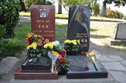 Brandon Lee fue enterrado junto con su padre en abril de 1993