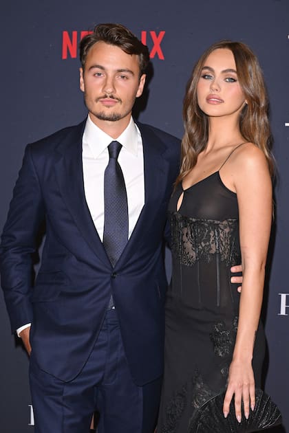 Brandon posa con su novia, la modelo Lily Easton.