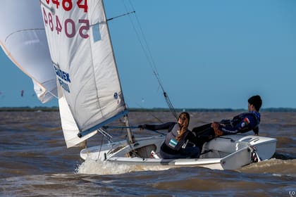 Brandon y una compañera del club durante una competencia en equipo
