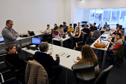 Brandoni contesta las preguntas de los alumnos en el Aula Redacción de la Maestría. Foto: Fernando Massobrio