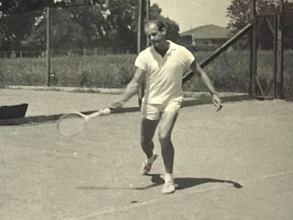 Branko Orsanic, en su época de jugador y profesor; le enseñó a jugar a cientos de chicos de diversos clubes porteños y bonaerenses.