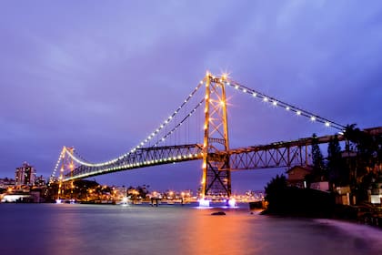 El punte Hercilio Luz en Florianopolis