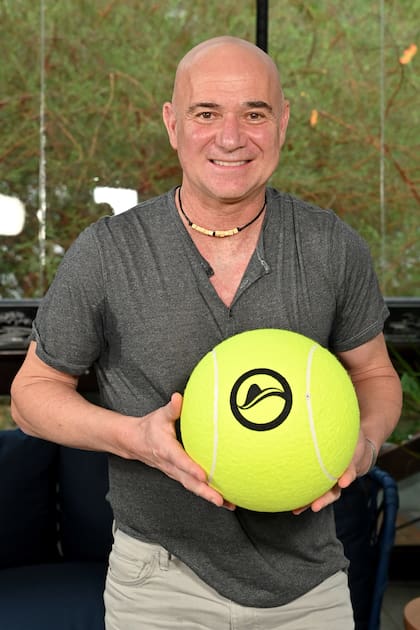 Brasil es especial para Andre Agassi, porque en ese país ganó su primer título, en Itaparica 1987: ahora viajó al Río Open para entregar el premio de campeón