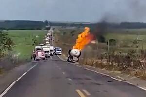 Impresionante explosión de un camión cisterna en plena ruta