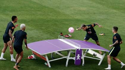 Brasil se divierte: Gabriel Jesus y Dani Alves a la izquierda; Neymar y Phillippe Coutinho juegan en una...cancha inclinada, justo lo que quieren los hinchas