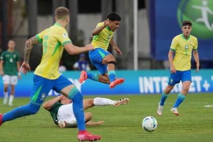 Brasil se repuso de la dura derrota ante la selección argentina y derrotó 2 a 1 a Bolivia