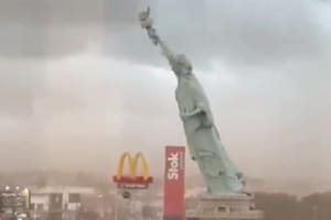 Una réplica de la Estatua de la Libertad se derrumbó en medio de un temporal con vientos de más de 100 km/h