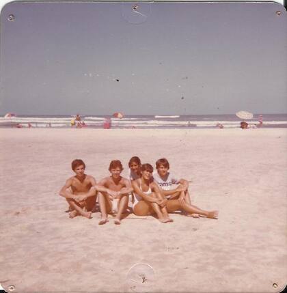 Brasil verano del ´81. Claudia con traje de baño blanco, Marcelo a su lado con remera.