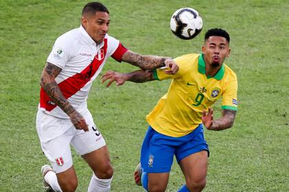 Paolo Guerrero y Gabriel Jesús disputando la pelota en la final de la Copa América de 2019 disputada en el Maracaná