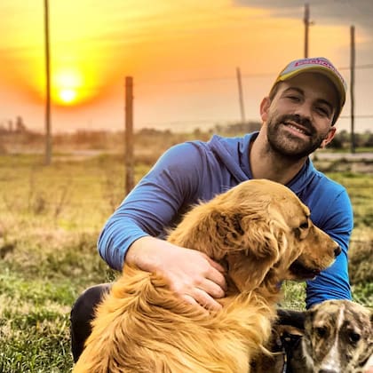 Braulio Assanelli vive en Uruguay junto a sus mascotas; allí abrió dos escuelas de música