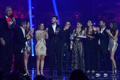 Marley junto al ganador y los finalistas de La voz argentina