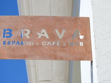 Brava es un emprendimiento que se encuentra en el Ecocentro de Puerto Madryn y que busca la armonía con el paisaje del mar y la costa
