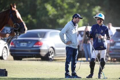 Padre e hijo, conversando en un descanso en la cancha 1 de Pilar; Adolfo festejó la clasificación de Poroto con más emoción que la que tuvo el día anterior el ganar el Argentino Abierto por La Dolfina.