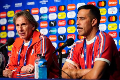 Bravo junto con el DT Ricardo Gareca, durante la última Copa América, en EE.UU.