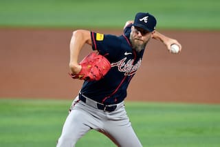 Bravos arrollan 9-1 a Marlins con pitcheo de Chris Sale y jonrones de tres carreras de Riley y Smith