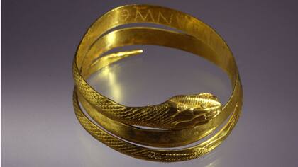 Brazalete de oro con inscripciones dedicadas por el patrón a su esclava