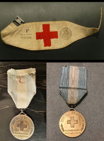 Brazalete distintivo utilizado por el Dr. Beretervide. Abajo, las medallas otorgadas en reconocimiento a él, y al Dr. Finochietto, entre otros.