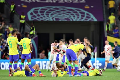 Los jugadores de Brasil reaccionan después de que Croacia ganó en la tanda de penaltis durante la tanda de penaltis en el partido de fútbol de cuartos de final de la Copa Mundial de Qatar 2022 entre Croacia y Brasil en el Education City Stadium en Al-Rayyan, al oeste de Doha
