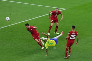 Control y pirueta en el aire: el terrible golazo de Richarlison para la victoria de Brasil