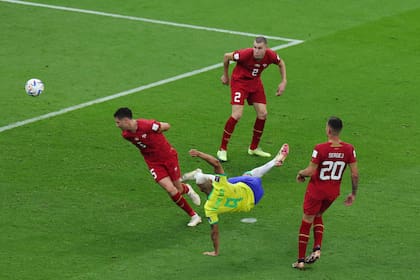 El brasileño Richarlison anota un golazo ante Serbia; el defensor, con las manos en la espalda 