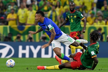 El delantero de Brasil Gabriel Jesus lucha por el balón con el defensor de Camerún Christopher Wooh (R) durante el partido de fútbol del Grupo G de la Copa Mundial Qatar 2022 entre Camerún y Brasil en el Estadio Lusail