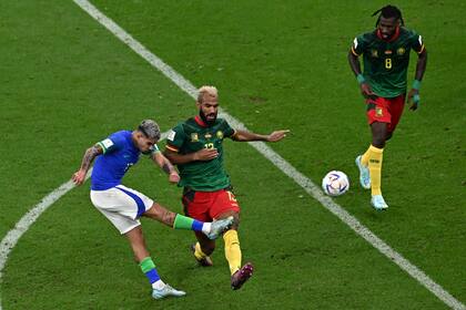 Remata Bruno Guimaraes ante la marca de Choupo-Moting