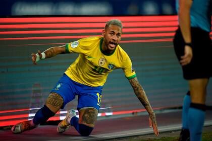 Brazil's Neymar speaks with the linesman during their Conmebol 2021 Copa America football tournament semi-final match against Peru at the Nilton Santos Stadium in Rio de Janeiro, Brazil, on July 5, 2021. (Photo by MAURO PIMENTEL / AFP)