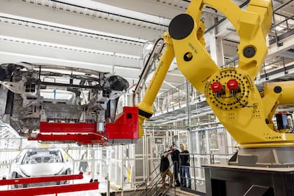 Brazo autómata en la Gigafactory de Austin, Texas (Archivo)