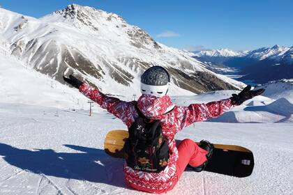 Brazos abiertos en señal de agradecimiento a la inmensidad y la belleza de las montañas.