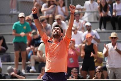 Brazos al cielo de Genaro Olivieri, por el triunfo en Roland Garros