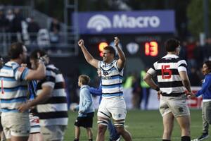 Brazos en alto, Alejandro Daireaux festeja la clasificación de San Isidro Club, mientras sufre Juan Akemeier, el pateador de CASI; la segunda semifinal del Top 12 de URBA fue muy tensa y cerrada.