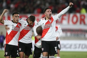 Brazos en alto de Enzo Fernández, que abraza a Nicolás De la Cruz (tapado), autor del primer gol de River a Colo Colo por la Copa Libertadores; se suman Bruno Zuculini y Esequiel Barco.