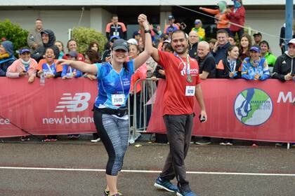 Brazos en alto: Renata le dio el sí a Thiago