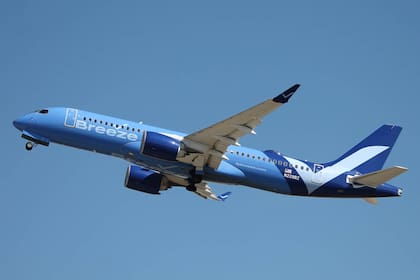 Breeze Airways utiliza aviones Airbus A220 que ofrecen el producto “Breeze Ascent”, que son asientos estilo primera clase a una fracción del costo de las aerolíneas tradicionales
