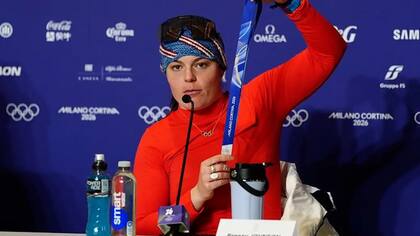 Breezy Johnson muestra el colgante sin la medalla