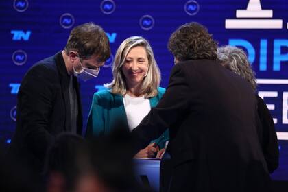 Bregman, sonriente y rodeada de sus colaboradores.